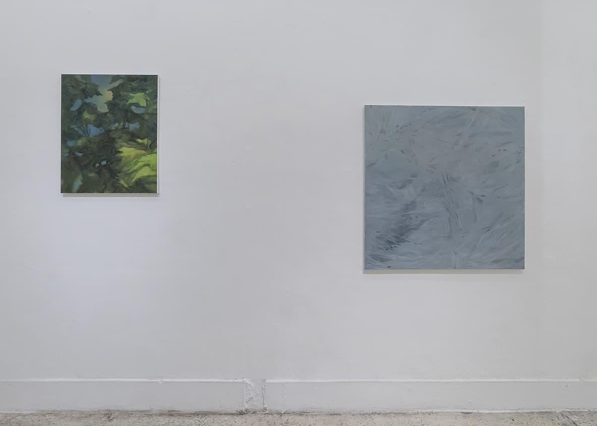 (좌) 김지현, 헤매는 밤은 언제나 반쯤 밝다, 2025, oil on canvas, 65.2×53cm (우) 김지현, 서서히 얇아지는 소리, 2024, oil on canvas, 91×91cm