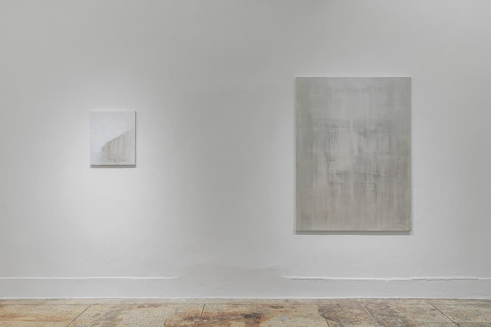 (좌) 강성은, 겨울 언덕, 2022, oil on canvas, 45.5×37.5cm (우) 강성은, 안개 낀, 2021, oil on canvas, 130×97cm