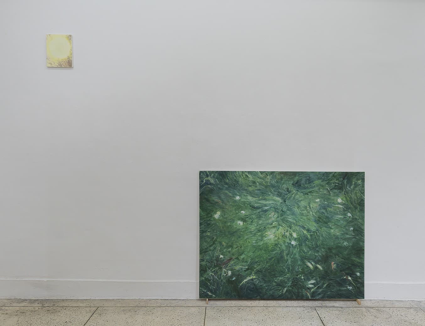 (좌) 김지현, 작고 투명한 감각, 2023, oil on canvas, 27.3×22cm (우) 김지현, 길은 어떻게 숨어드는가, 2025 oil on canvas 112×145.5cm