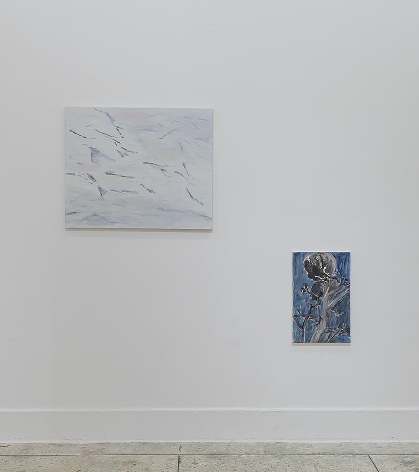 (좌) 김지현, 흔적―언 눈, 2020, oil on canvas, 60.6×72.7cm  (우) 김지현, 끝난 게 아니라서, 2025, oil on canvas, 46×29cm