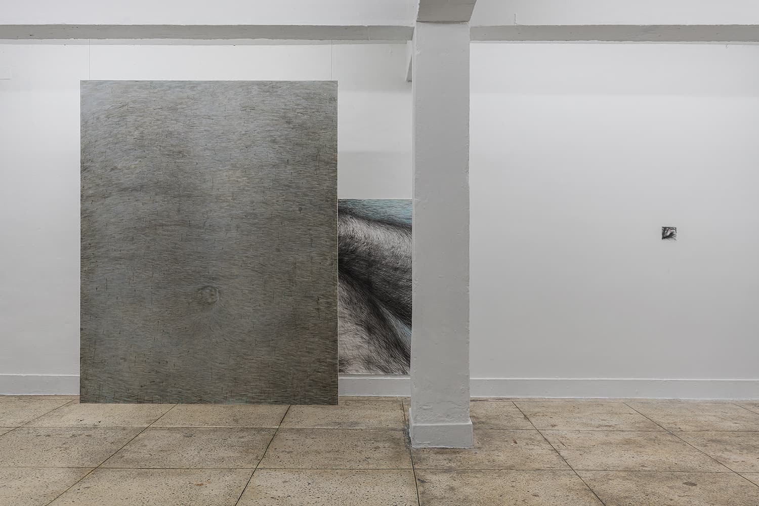 (좌)여전히 테세우스의 배인가?,2021,oil on canvas,227.3×181.8cm/2021,charcoal,pastel,watercolor on paper,150×190cm/(우)필요불충분조건,2021,charcoal,pastel on wall,12×13cm