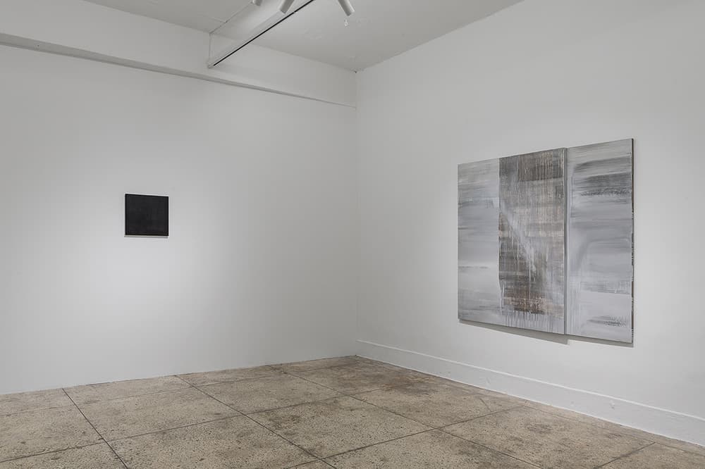 (좌) 강성은, 검은, 2022, 6B pencil on silk, 35×35×2.7cm (우) 강성은, 근경 03, 2022, oil on wood panel, 135×145×6cm