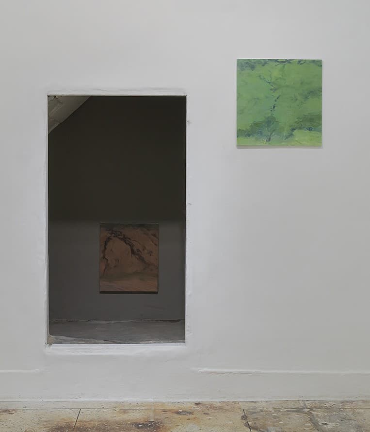 좌) 김지현, 다만 길을 만든다, 2024, oil on canvas, 53×45.5cm  (우) 김지현, 바깥의 식물, 2025, oil on canvas, 50×50cm