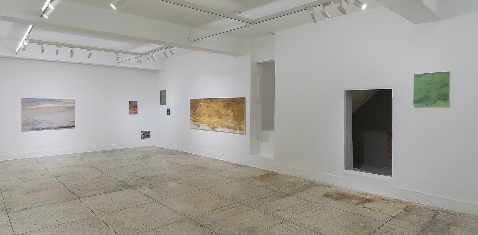 《SO.S A: 김지현 - 저 눈이 녹으면 흰빛은 어디로 가는가》 전시전경, 프로젝트 스페이스 사루비아, 2025