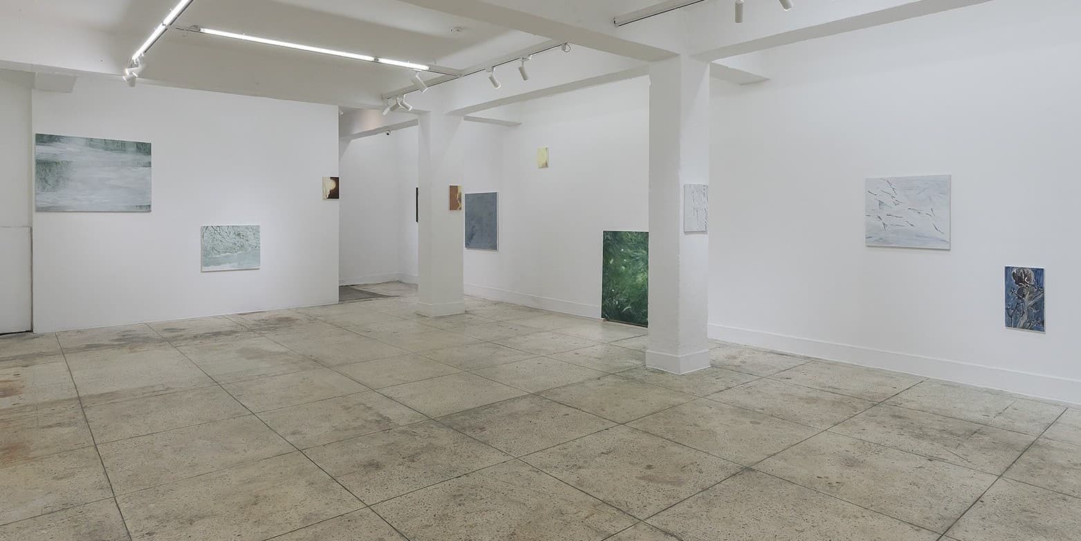 《SO.S A: 김지현 - 저 눈이 녹으면 흰빛은 어디로 가는가》 전시전경, 프로젝트 스페이스 사루비아, 2025