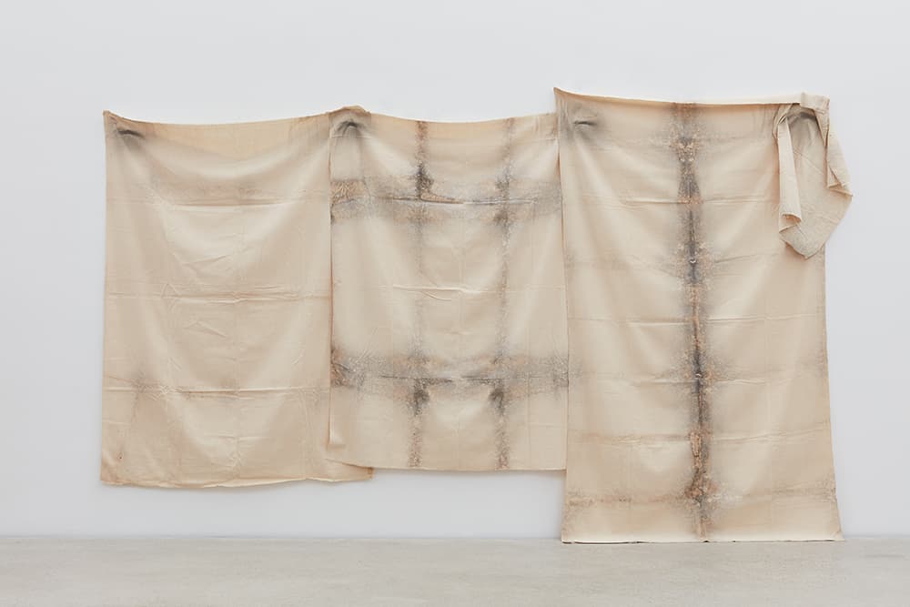 ‹평면 오브제›, 천에 에어브러쉬, 약 200×370cm, 1977 Plane Object, airbrush on cloth, 200×370cm (approx.), 1977