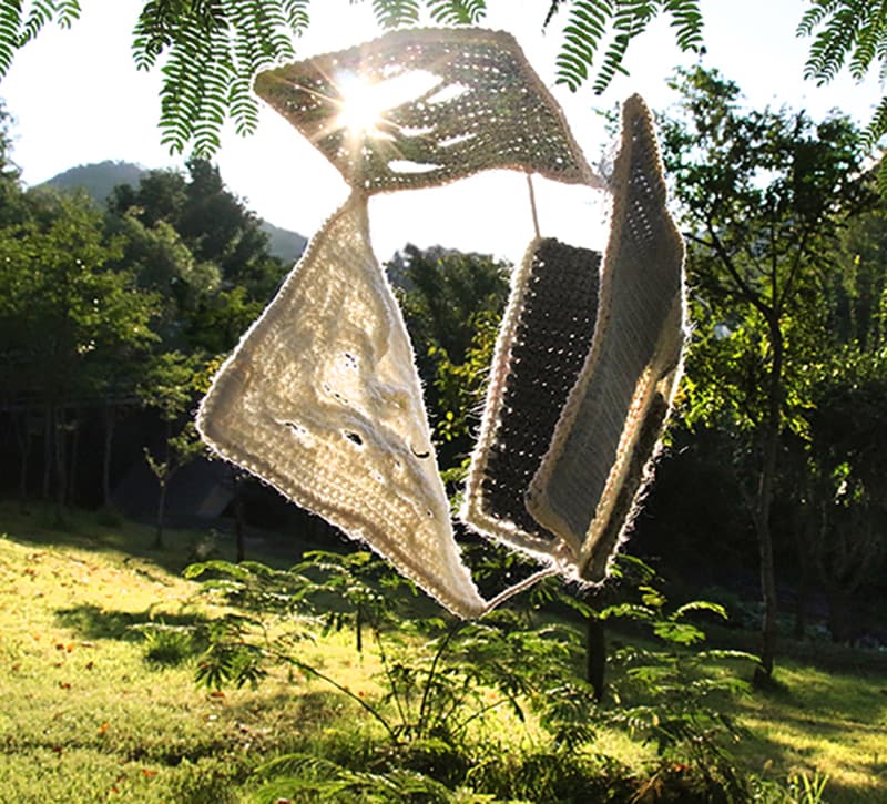 <흔들리는>  W*D*H  28*22*20cm, 털실과 혼합재료 가변설치