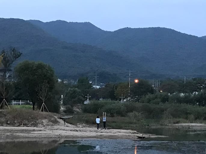 다이아거날써츠(강소진, 김사라), 마지막 장소 Last Place, 2017, 용담저수지
