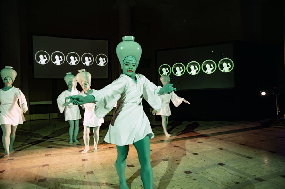 쥬느비에브 퀵, <청자 행성: 우리의 수신기는 작동하고 있다>, 2018, 3채널 비디오, 컬러, 사운드, 20분