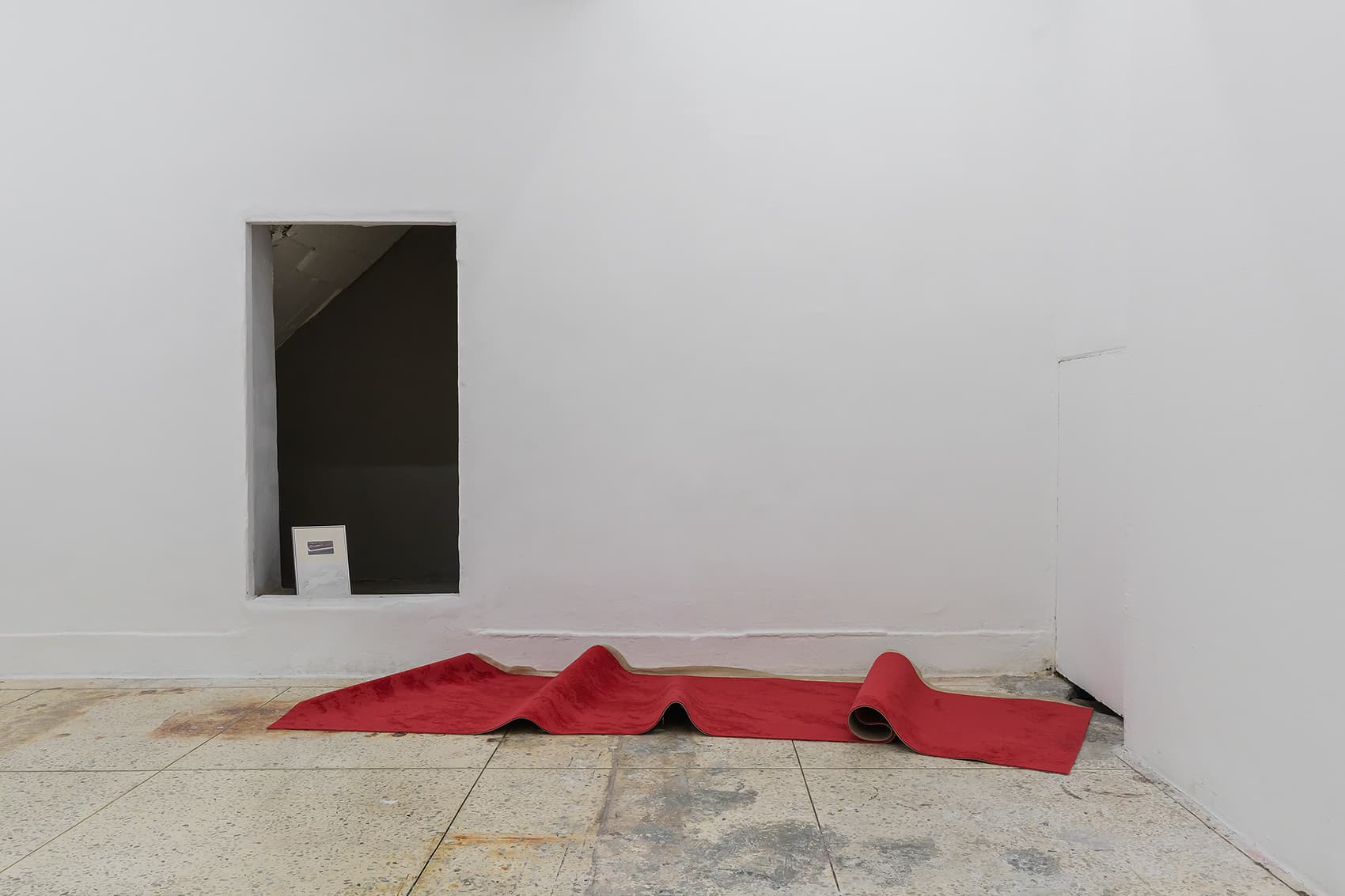 박지무, 오후의 무덤, 2026, 카펫, 사진, 먹지 드로잉, 가변 크기. 사진 CJY ARTS STUDIO