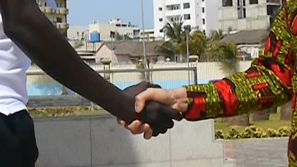 밍 웡, <손에 손잡고>, 2019, 복합매체, 싱글채널 비디오, 인쇄된 직물로 제작된 의상, 세네갈 매체 '르 솔레이'에 실린 시진핑 기고문(2018년 7월 20일), 비디오: 컬러, 사운드, 14분 36초, 한국, 중국, 홍콩 괴테 인스티투트 공동 커미션