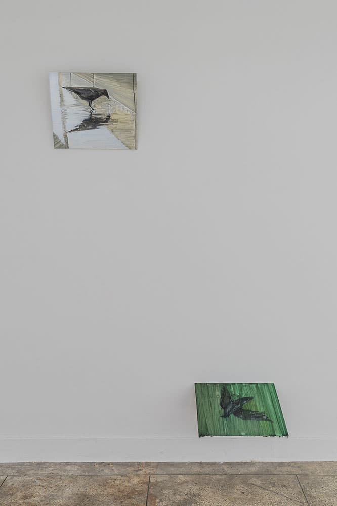 (좌) 까마귀, 2022, oil on canvas, 45.4×52.8cm (우) 슬프고 아름다운 것, 2022, oil on canvas, 45.4×52.8cm