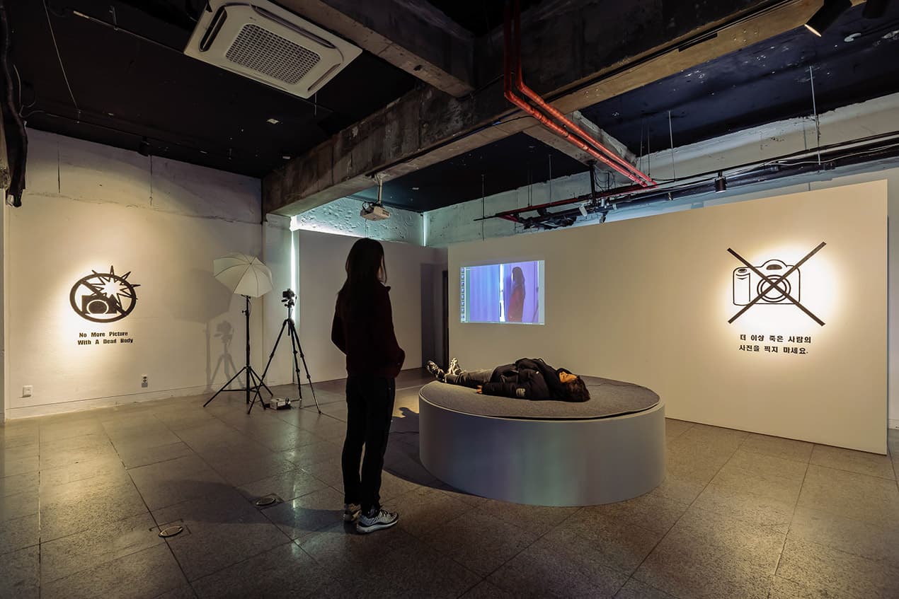 정아람_더 이상 죽은 사람의 사진을 찍지 마세요 No More Picture With A Dead Body_라이브 퍼포먼스, 미디어 설치, 벽화_2020(2011)