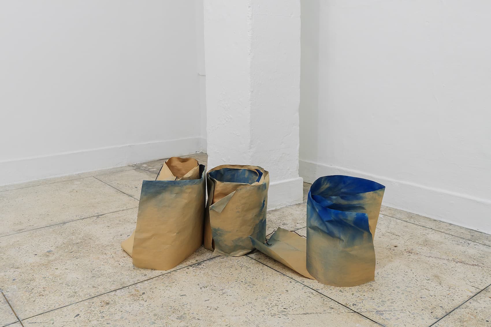 박지무, 허공에 매달아 뒀던 것, 2026, 염색한 종이, 유성 잉크, 철사. 사진 CJY ARTS STUDIO