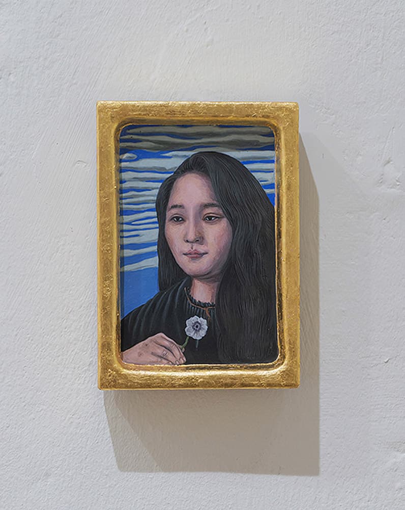 정아롱, Self Portrait with an Anemone Flower, 2024, egg tempera and 24k gold leaf on wood, 14×10cm.
