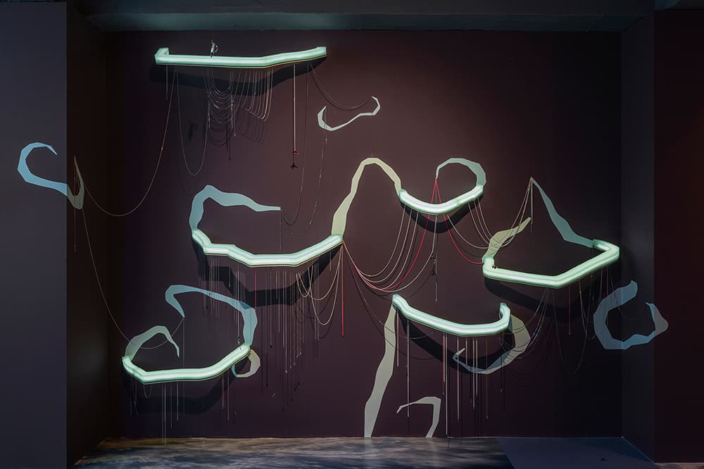 미온한 침범 Gentle Intrusion, 2021, acrylic sheets, steel, chains, LED, variable dimensions