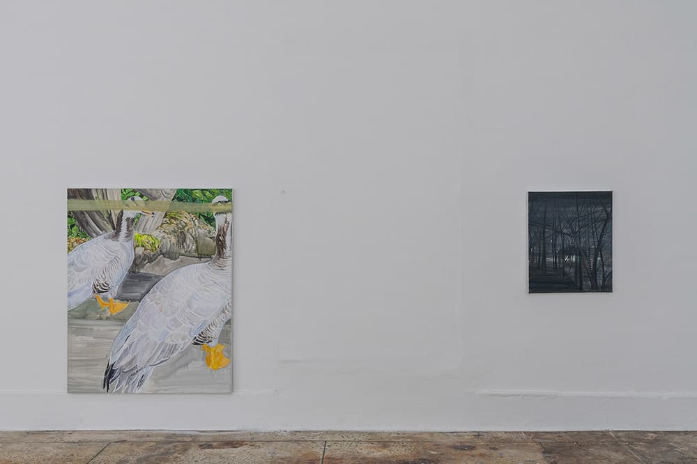 (좌) 시선, 2022, oil on canvas, 90.5×72.4cm (우) 낯선 풍경, 2022, oil on canvas, 45.2×37.8cm