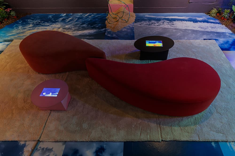 무한대 Infinity, 2021, fabric sofas, 2pcs, 163×77×40cm  움직임 Movement of Object, 2021, tables, 2pcs, variable dimensions
