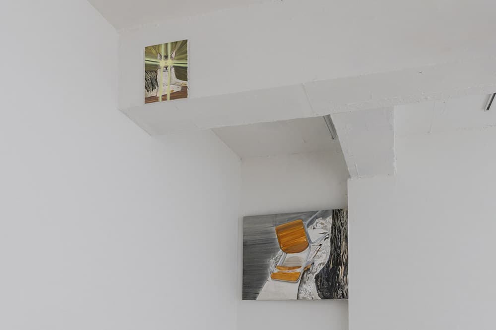 (좌) 밤의 비밀, 2022, oil on canvas, 27×21.7cm   (우) 버려진 의자, 2022, oil on canvas, 72.4×90.5cm