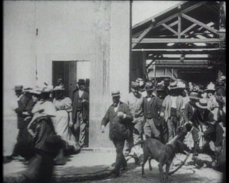 110년간의 공장을 나서는 노동자들 Workers Leaving the Factory in Eleven Decades, 2006, Copyright Photo Harun Farocki GbR Berlin