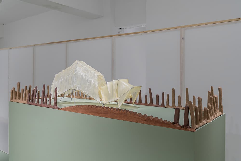 (밖) 노혜리, 가락 Garak, 2022, fired clay, wood, dimensions variable (안) 노혜리, 웅크리기 Crouching, 2022, steel, rubber latex, dimensions variable