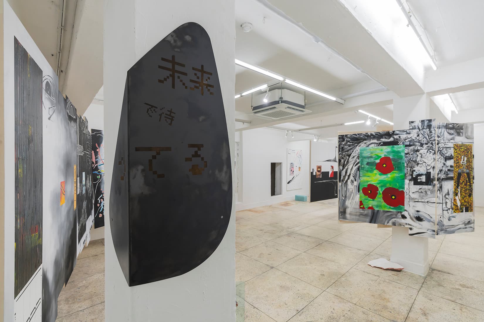 김상소, “未来で待ってる.”(미래에서 기다릴게/ 호소다 마모루, 『시간을 달리는 소녀』, 2006), 2025, 철판에 부식액, 80×35×25cm 김상소, Noir, 2025, 캔버스에 유채, 아크릴릭, 가변크기 촬영: 조준용 CJY ART STUDIO