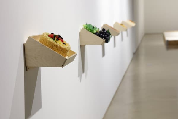 조경희, I EAT THEREFORE I AM / each 20x20x15.5cm 크기의 나무박스 안에 모형음식 / 2017