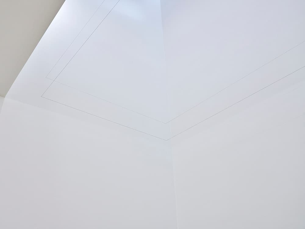오종, 〈First Echo #2〉(부분), 2022. 실, 페인트, 흑연, 낚싯줄, 138 x 360 x 20 cm. 이미지 출처: 원앤제이 갤러리. 촬영 이의록.