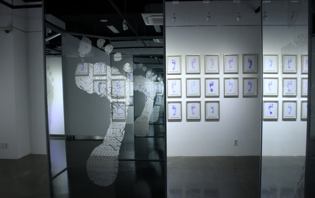 오순미 .Traces,Aluminum coating on the Glass,Steel,30명의 발금,2700X2700X2500