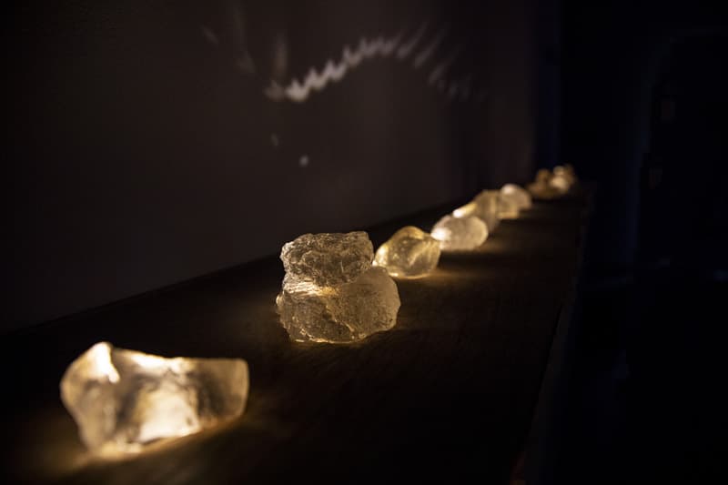 반짝이는 돌, 레진, 나무, led, 10×220×30cm, 2018