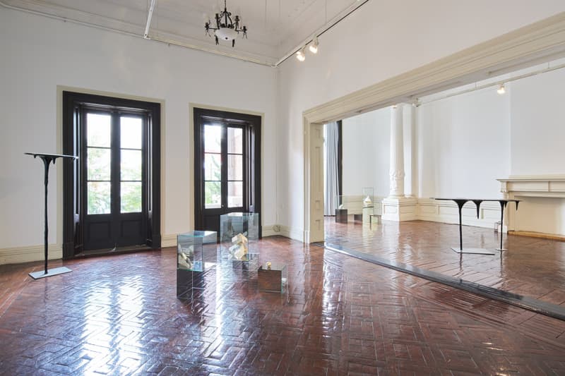 정소영, <잉크 드롭>, 2007, FRP, 철, 우레탄 도장, 115.5×182×160cm, 193×83×69cm, 49×86×1,000cm / <물질 Ⅰ-Ⅷ>, 2013-2018, 유리, 석고, 시멘트, 자갈, 에폭시, 약 70×250×150cm