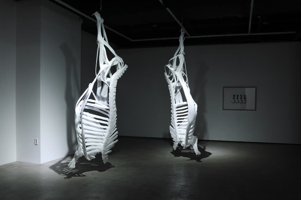 김영재_Slaughtered ox for Hunters_PE 스펀지, 스테인리스 스틸_각 270x90x50cm_2021