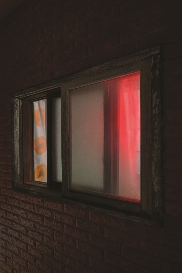 허수빈, Korea,  <오로라 (그녀의 방)>, 170x20x140cm, 벽지도배 나무틀, 나무이중창, 백색커튼, LED무대조명, 선풍기, 2016