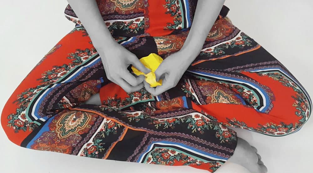 지지수_꽃밭에서(가짜 종이꽃 접기) Flower Field(Fake Flower Origami) (clip images)_ video installation_3’31″_2015