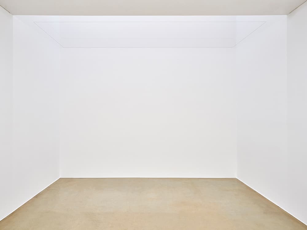 오종, 〈First Echo #2〉, 2022. 실, 페인트, 흑연, 낚싯줄, 138 x 360 x 20 cm. 이미지 출처: 원앤제이 갤러리. 촬영 이의록.