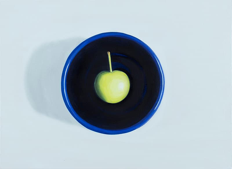 장은의 Unui Jang < 두 개의 원 42 (여름사과와 파란 종지) > 45 x 33 cm, Oil on canvas, 2019 ⓒ디스위켄드룸 제공
