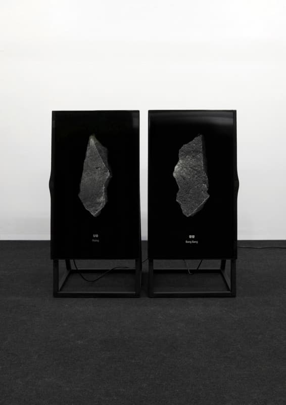 권아람, 말 없는 말 Words without Words 2015, 5min 7sec,  2채널 비디오, 흑백, 스테레오 사운드, 철제 프레임 2-Channel video installation, B&W, stereo sound, iron frame