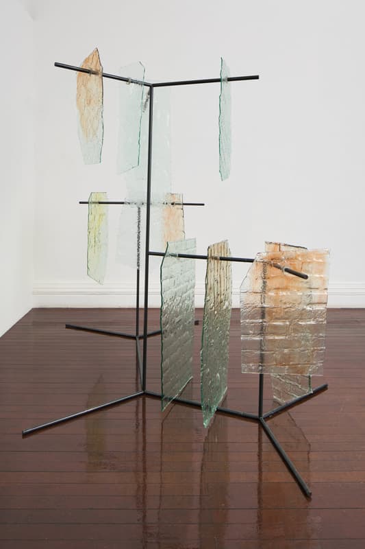 정소영 <라이트 콜렉터>  2015-2018  유리, 철, 도장  200×120×100cm