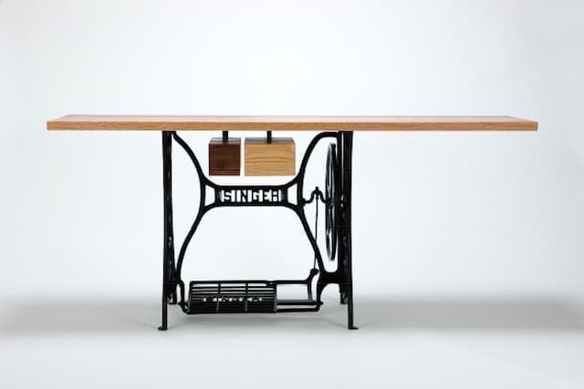한정현, Modern Analogue_no 4, 레드오크 나무, 호두나무, 오리지널 싱어, 1690x485x740mm, 2012