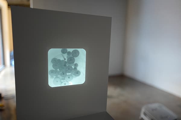 제승우_제 승 우_20*20*125(cm)_석고,아크릴,아두이노,모터_2017