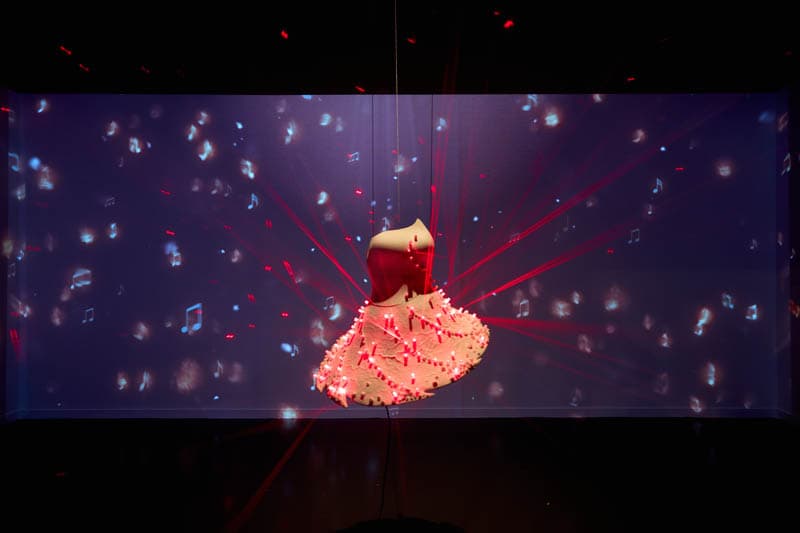 이윰 IUM  ‹레드 디멘션―예술가의 옷› 혼합매체 가변크기 1995 *개인전 《빨간 블라우스》(보다갤러리, 1995) 출품작 *2016년 재제작