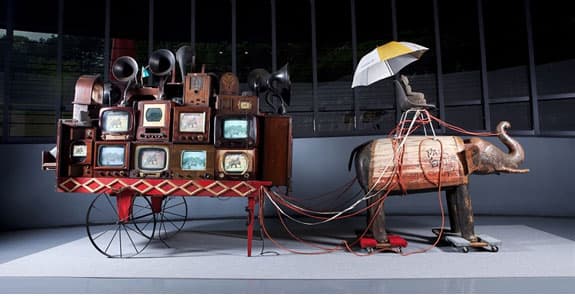 백남준, <코끼리 마차>, 1999-2001, 혼합매체, 153x633x293cm ⓒNam June Paik Estate
