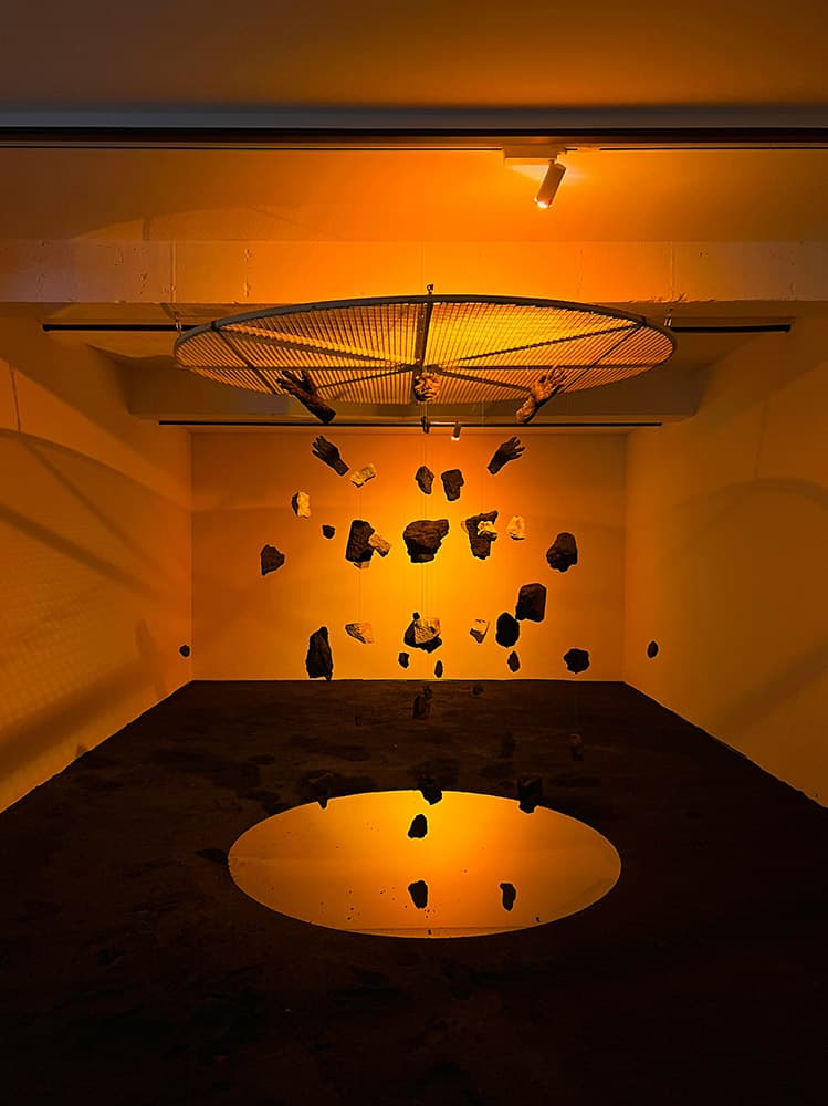 키얀 윌리엄스, <Between Starshine and Clay>, 2023. 흙과 사암 조각, 와이어, 철, 305 x 244 x 244 cm