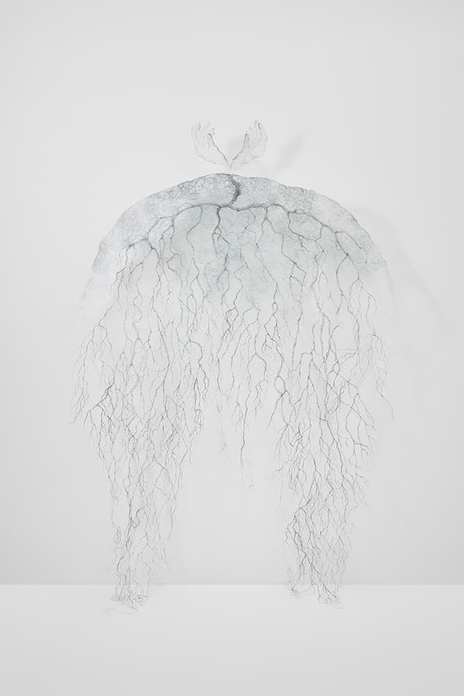 정소윤, 이완의 방향 I, 2026, 투명사에 염색, 미싱, 160X245cm
