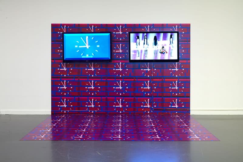 최윤  Choi Yun ‹종이 울리면_90년대 버전› 종이 울리면_기본(장식: 돌잔치, 배경: 하늘코12) 2 채널 비디오, HD, 60’00”, 시트지, 디지털 프린트 가변크기 2016