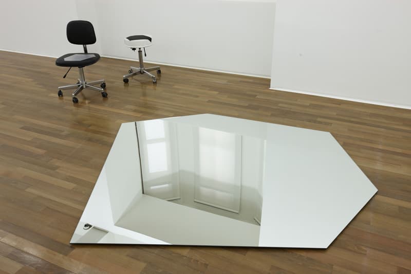 정서영, 밤과 낮, 거울, 의자, 페인트, 가변크기(거울크기_220x210x2cm), 2013