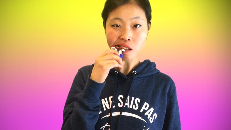 이영주, 초콜릿 먹는 방법, 싱글채널비디오, 5분 40초, 가변크기, 2018 How to eat a bar of milk chocolate, single channel video, 5min 40sec, dimension variable, 2018