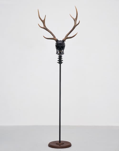 이정현_BONE HEAD (deer)_철, 레진, 가죽, 브론즈 _165 x 37 x 37(cm)_2016
