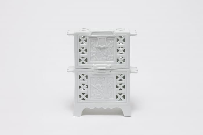 김은주  < 벚꽃당초문함 >  백토,투명유  22X8.5X27.5cm  2014