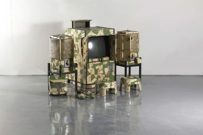 서승현  < 가나다 문방구 >  115x113x60(cm)  버려진 캐비닛  2014